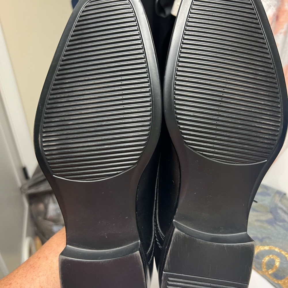 Men’s black 8.5 dress shoes. Excellent condition Memory foam very comfortable!